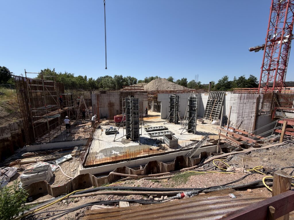 Baustellen-Update: Der Keller ist bald fertig – Die Struktur der Schwimmhalle wird sicthbar 5 Baustellenbegehung am 22. Juni. (Fotos: Andreas Lerg)