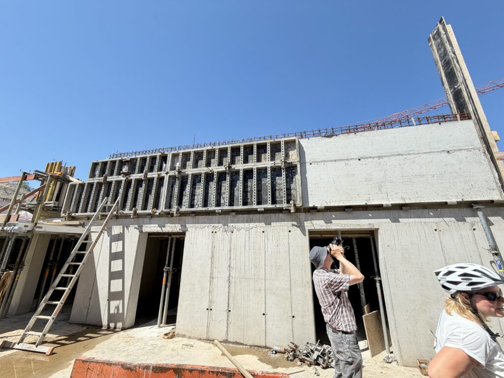 Baustellen-Update: Der Keller ist bald fertig – Die Struktur der Schwimmhalle wird sicthbar 4 Baustellenbegehung am 22. Juni. (Fotos: Andreas Lerg)