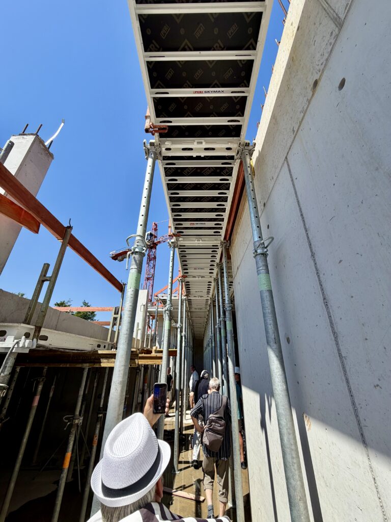Baustellen-Update: Der Keller ist bald fertig – Die Struktur der Schwimmhalle wird sicthbar 3 Baustellenbegehung am 22. Juni. (Fotos: Andreas Lerg)