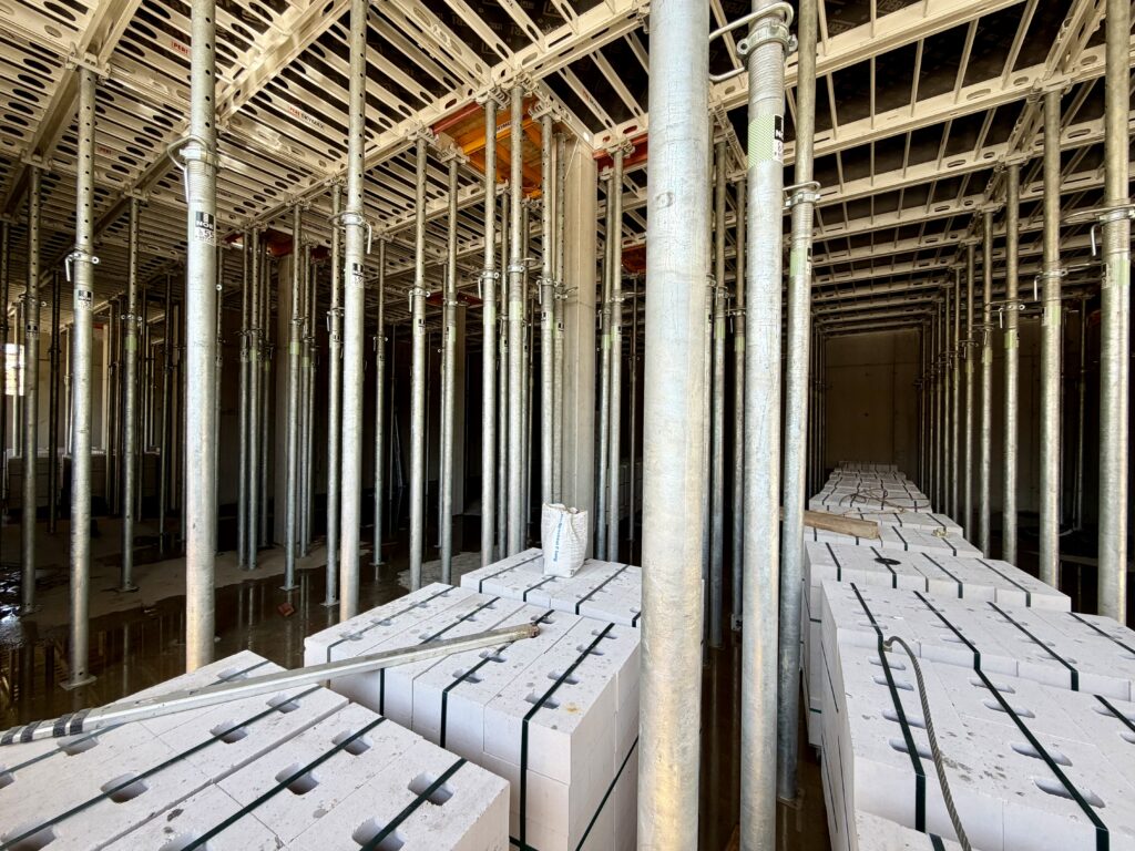 Baustellen-Update: Der Keller ist bald fertig – Die Struktur der Schwimmhalle wird sicthbar 2 Baustellenbegehung am 22. Juni. (Fotos: Andreas Lerg)