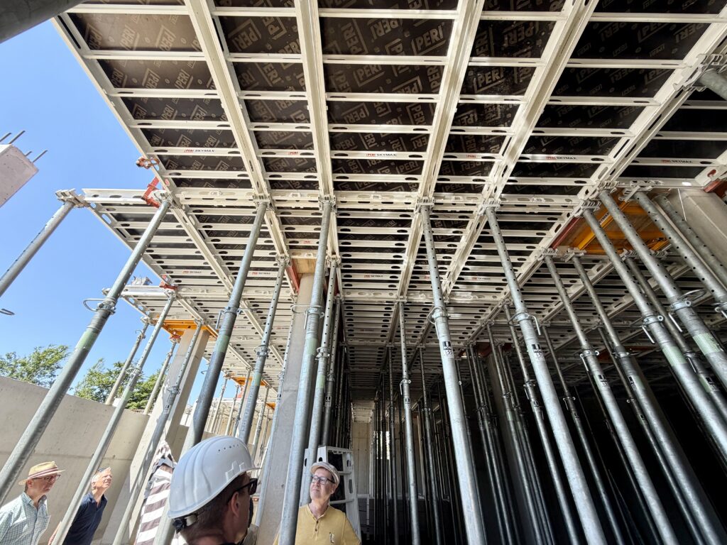 Baustellen-Update: Der Keller ist bald fertig – Die Struktur der Schwimmhalle wird sicthbar 1 Baustellenbegehung am 22. Juni. (Fotos: Andreas Lerg)